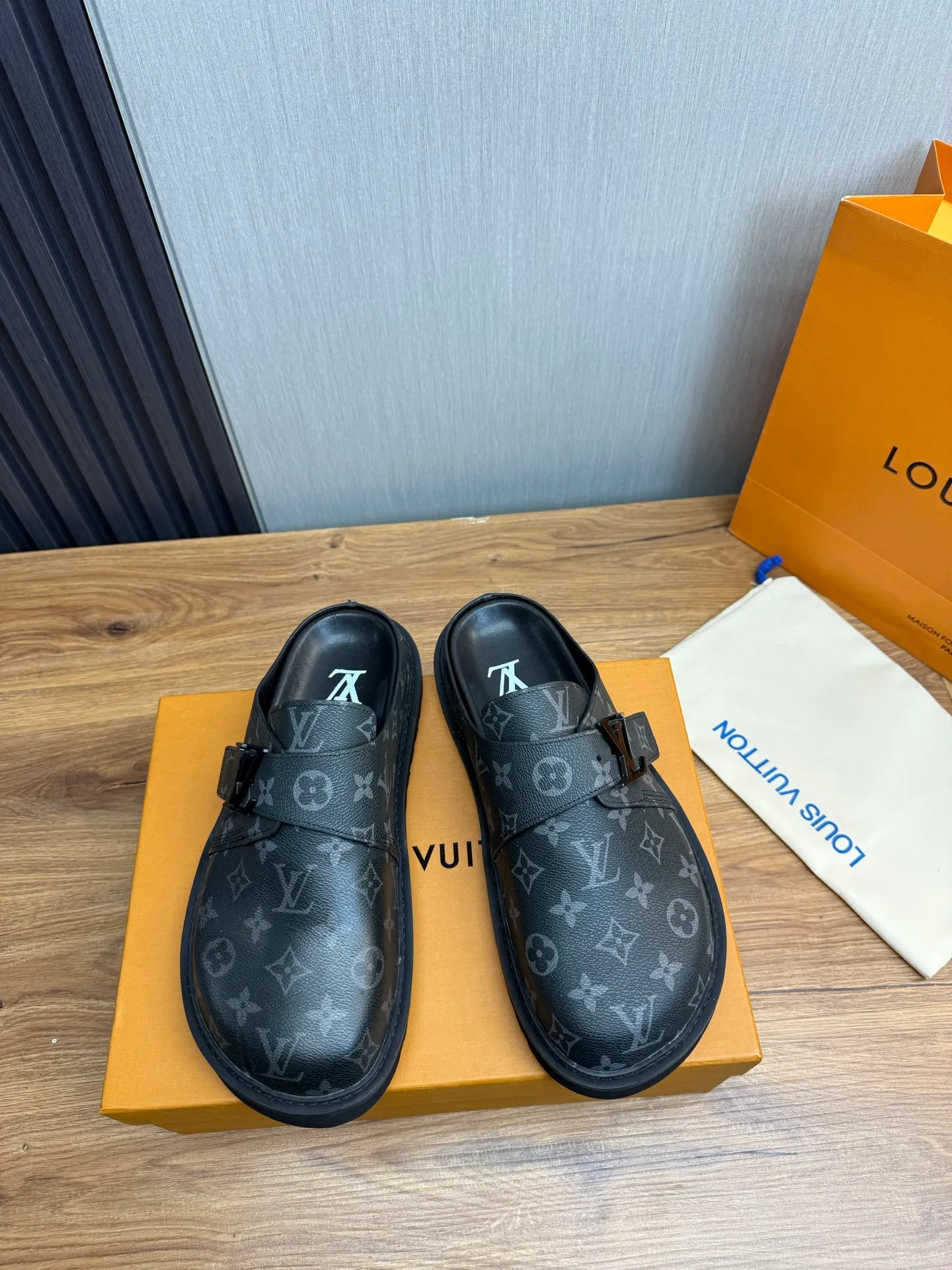 Men's men's shoes 460💰 Lv. Popular couple slippers hot sale🩷💚 🩴Official website one to one production 35-45 sizes 45 46 🉑️Customized!